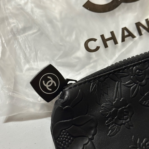 Rare New Chanel Black Camellia Makeup pouch - Picture 3 of 7